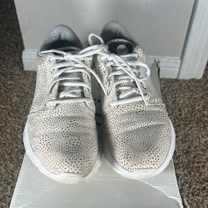 Inkkas White and Cream Sneakers with Breathable Knit Design